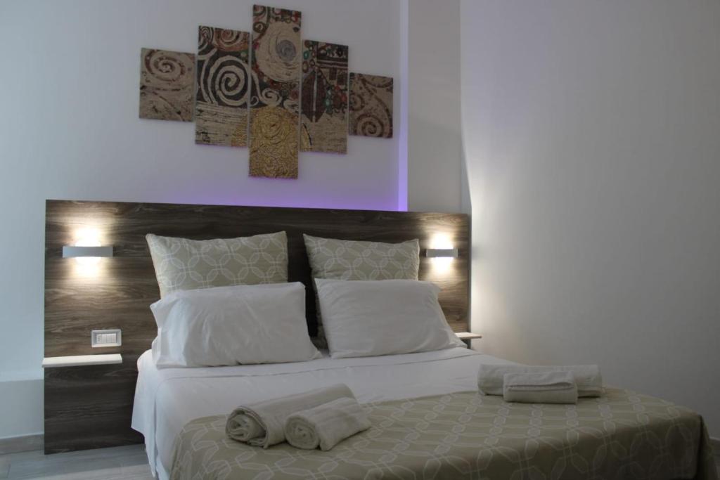 サンタ・マリア・アル・バーニョにあるLa Casa di Chiaraのベッドルーム1室(ベッド1台、タオル2枚付)