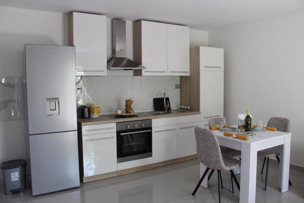 Kuchyň nebo kuchyňský kout v ubytování Apartment River