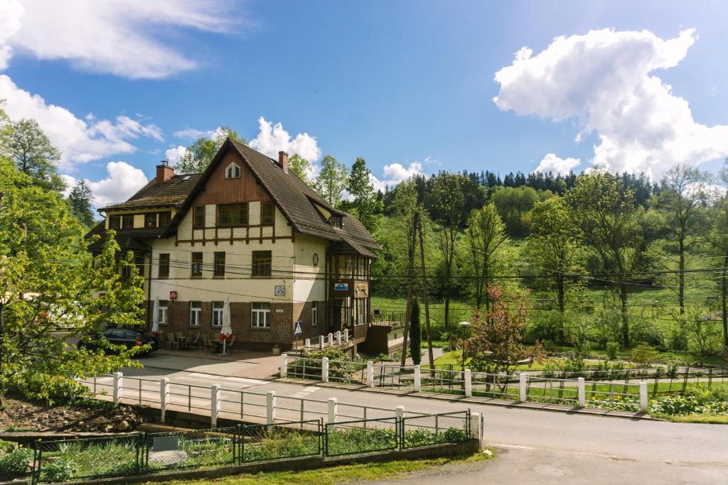 una casa grande con una valla delante en Ośrodek Wypoczynkowy Maria w Lewinie Kłodzkim - MARIA I, en Lewin Kłodzki