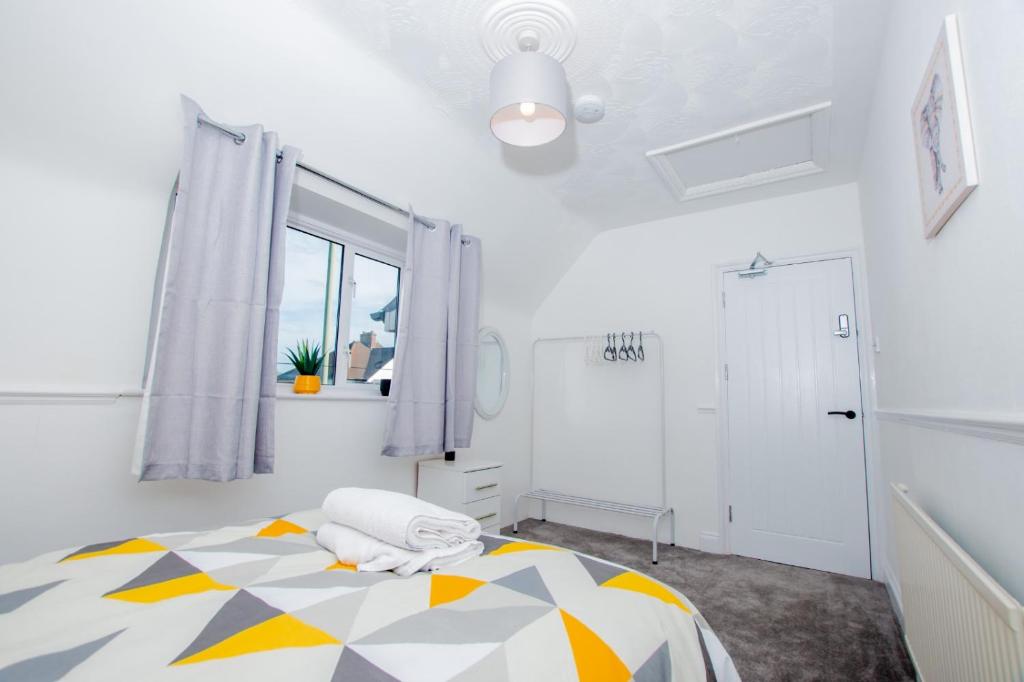 Säng eller sängar i ett rum på Ultimate Comfort 4-Bedroom Property for 7 People