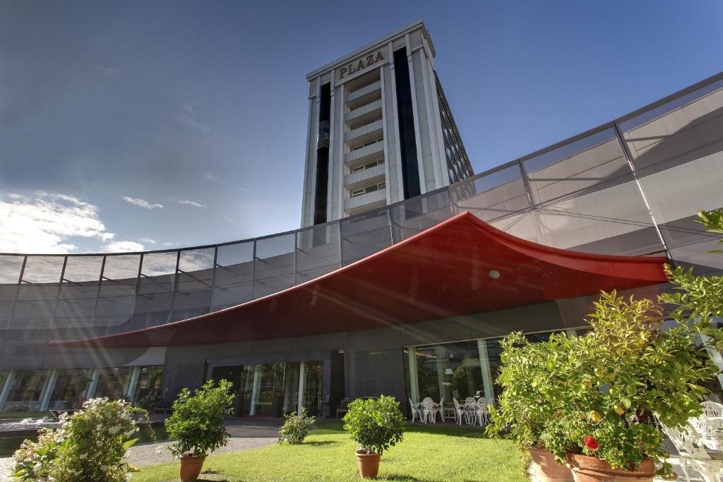 Blick auf ein Gebäude mit rotem Dach in der Unterkunft Panoramic Hotel Plaza in Abano Terme