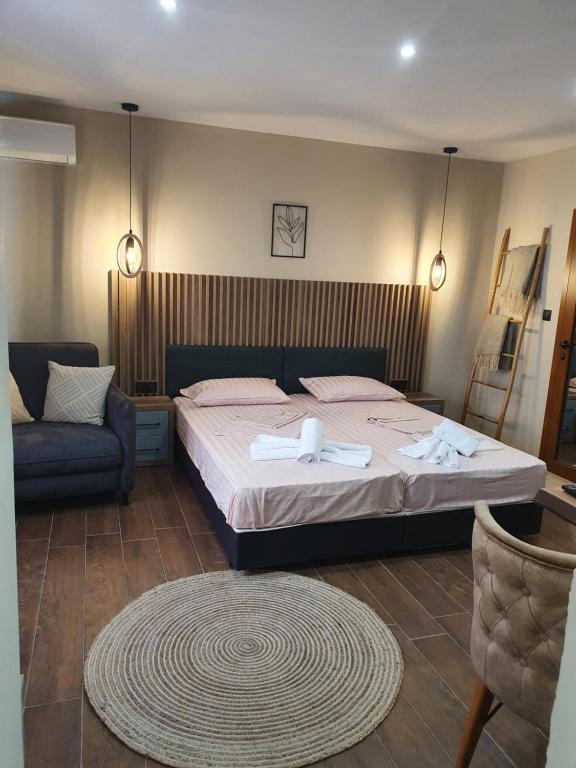 Postel nebo postele na pokoji v ubytování Kamelia guest rooms