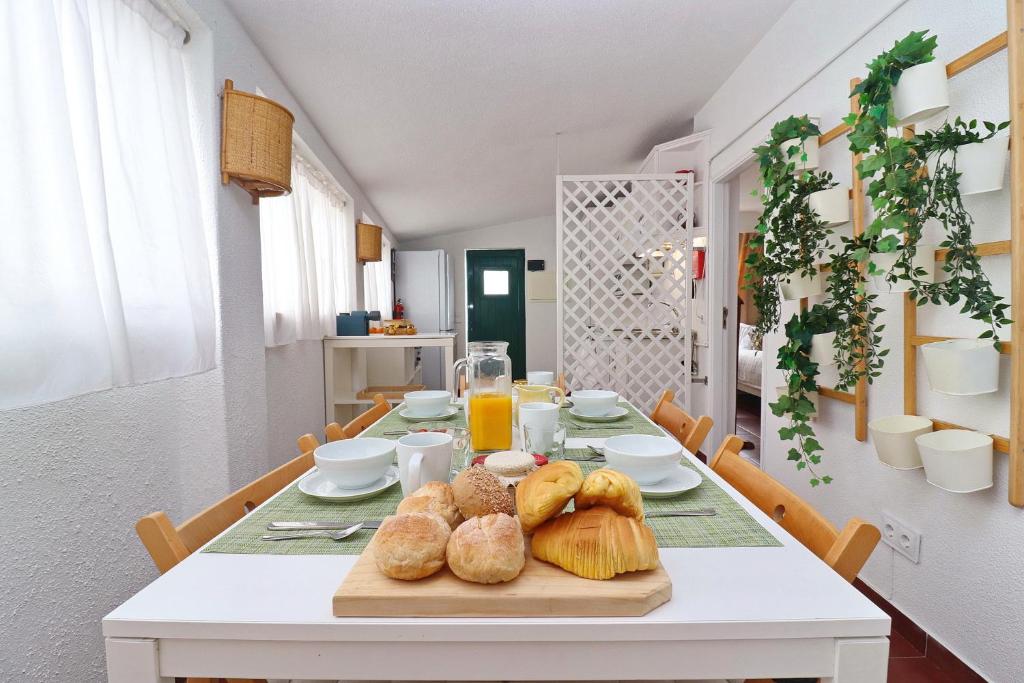 - une table à manger avec du pain et du jus d'orange dans l'établissement Casa Brisa do Mar, à Caldas da Rainha