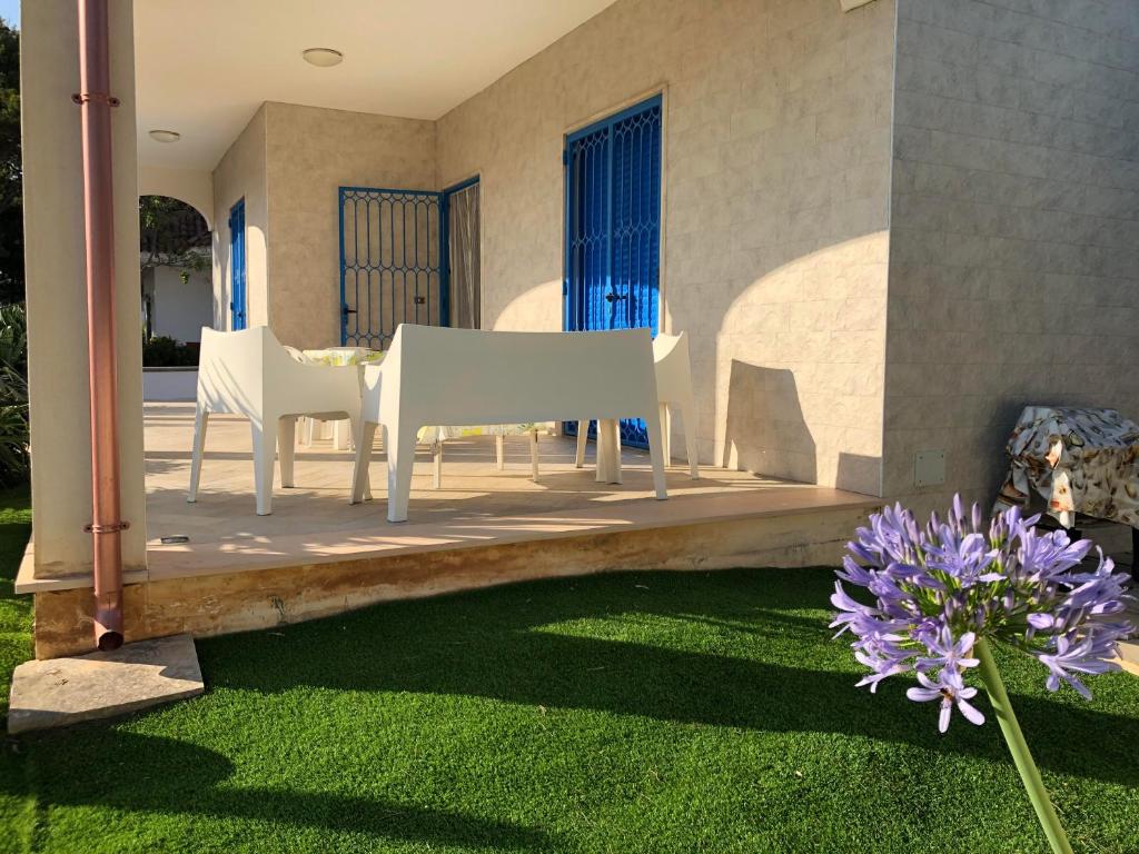 A garden outside La sirenetta bellicosa