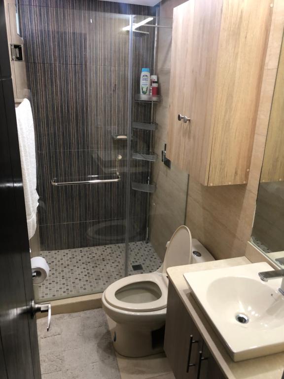 Koupelna v ubytování Navona Towers Amplio Apart, Dos Noches minimo, para 4 personas lo mejor de Panamá
