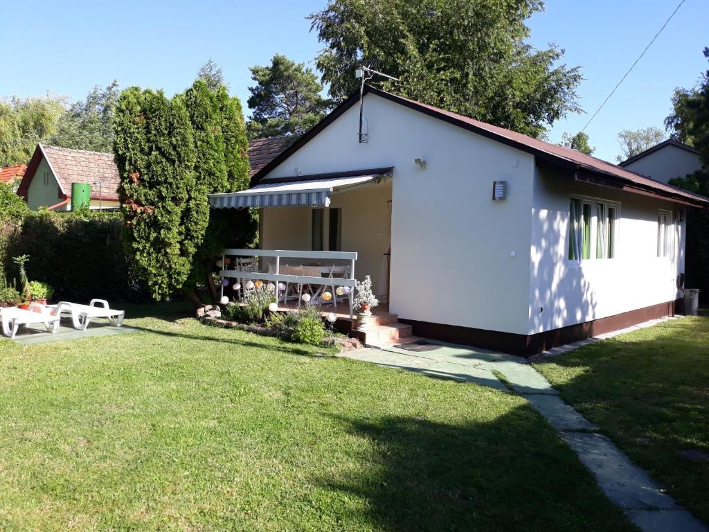 ein weißes Gebäude mit einem Picknicktisch im Hof in der Unterkunft Anna Faház in Balatonmáriafürdő