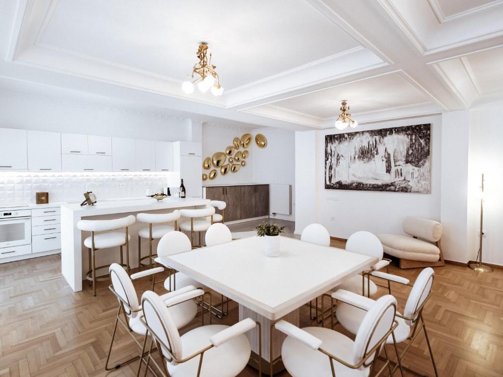 Kuchyňa alebo kuchynka v ubytovaní Luxury 3BR Apartment in the Heart of the City