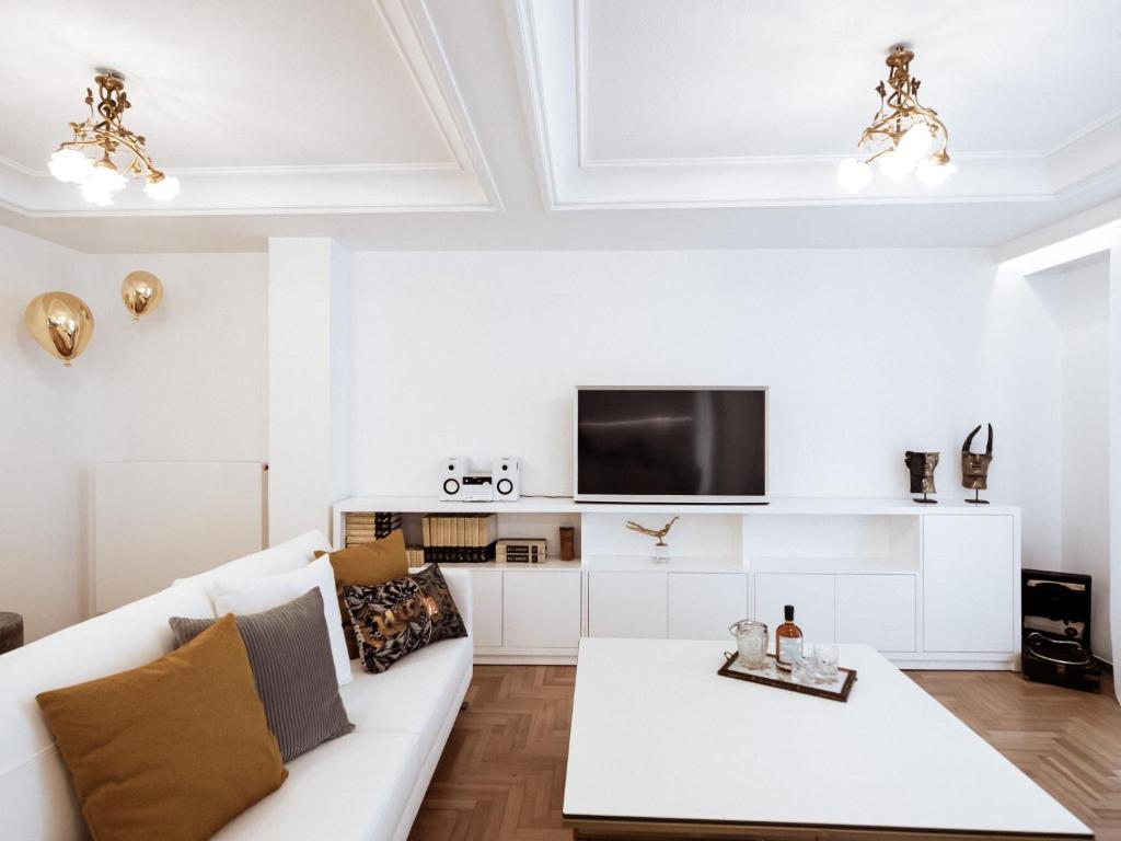 Televízia a/alebo spoločenská miestnosť v ubytovaní Luxury 3BR Apartment in the Heart of the City