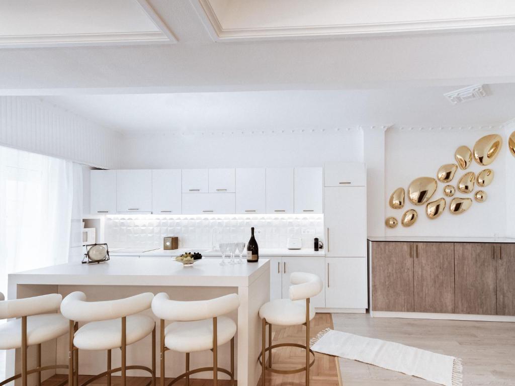 Kuchyňa alebo kuchynka v ubytovaní Luxury 3BR Apartment in the Heart of the City