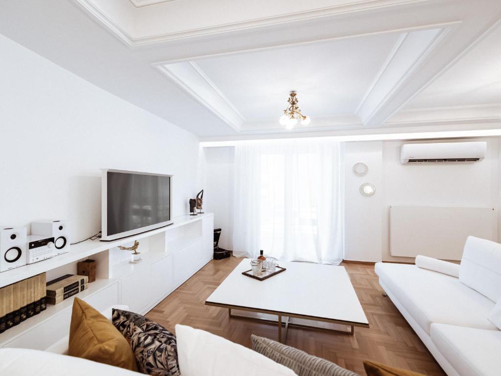 Televízia a/alebo spoločenská miestnosť v ubytovaní Luxury 3BR Apartment in the Heart of the City