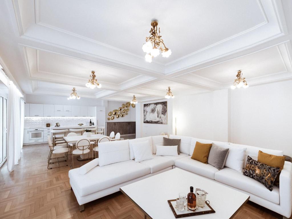Posedenie v ubytovaní Luxury 3BR Apartment in the Heart of the City