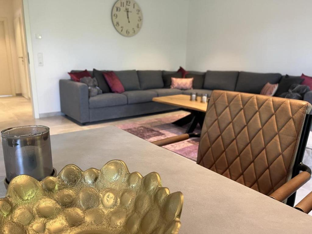 ein Wohnzimmer mit einem Tisch und einem Sofa in der Unterkunft Mьhlenblick 1 - Luxuswohnung im Luftkurort Hage in Hage