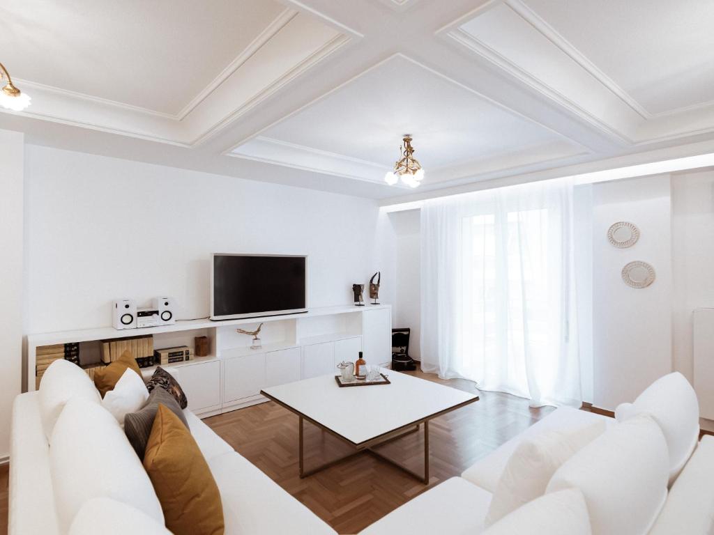 Televízia a/alebo spoločenská miestnosť v ubytovaní Luxury 3BR Apartment in the Heart of the City