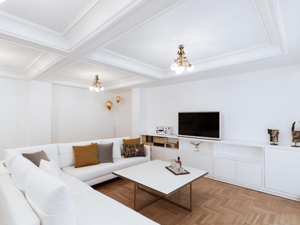 Televízia a/alebo spoločenská miestnosť v ubytovaní Luxury 3BR Apartment in the Heart of the City