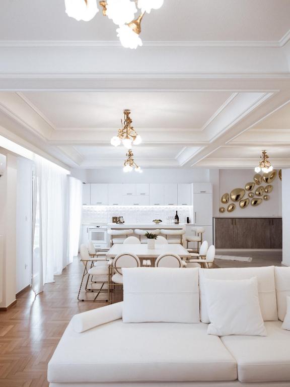Posedenie v ubytovaní Luxury 3BR Apartment in the Heart of the City
