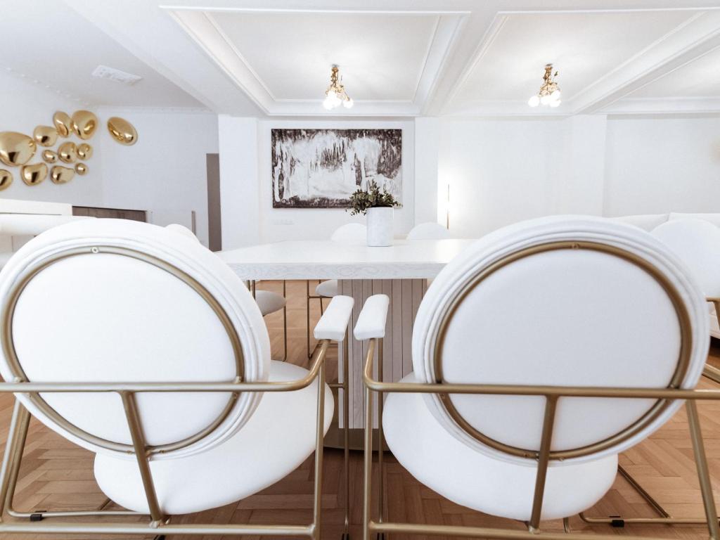 Posedenie v ubytovaní Luxury 3BR Apartment in the Heart of the City