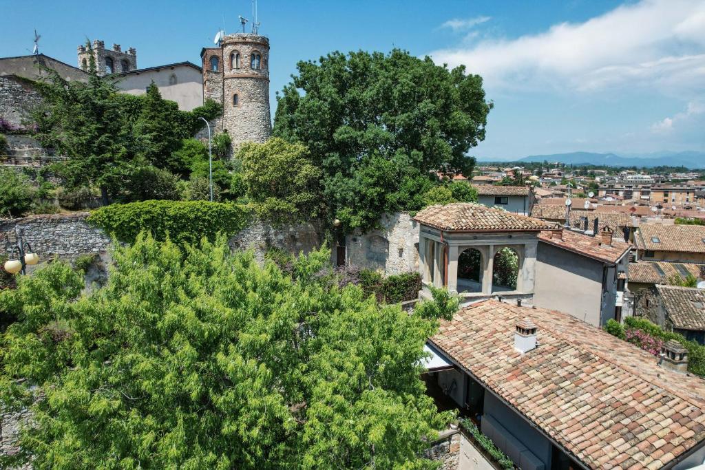 z góry widok na miasto z wieżą i dachami w obiekcie Steps from the Lake - Charme in the Inner City w mieście Desenzano del Garda