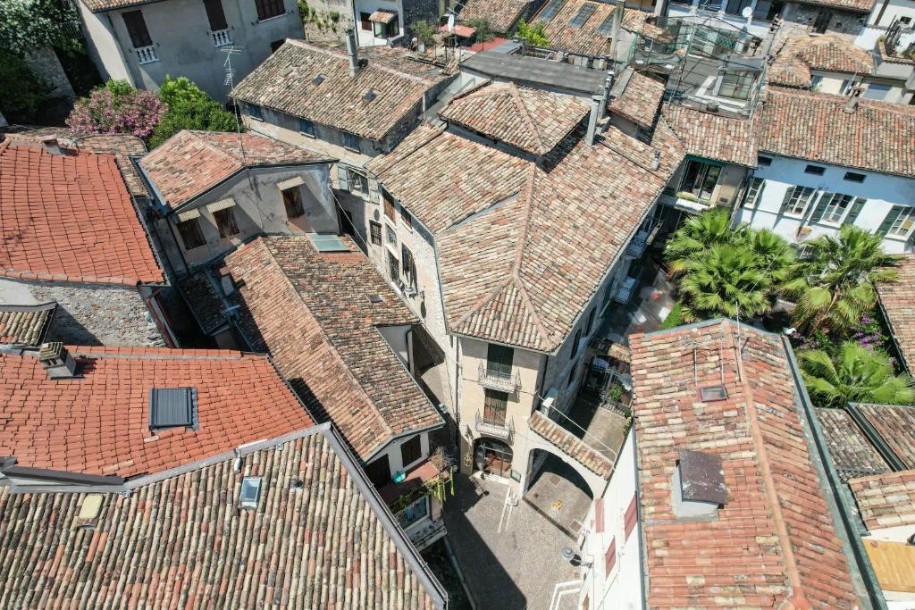Widok na miasto Desenzano del Garda z tego apartamentu