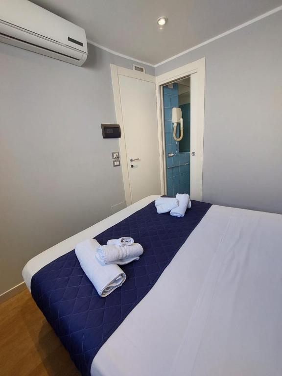 Posteľ alebo postele v izbe v ubytovaní La stanza sul Porto di Amalfi camera piccina piccina con bagno privato e terrazzino vista mare