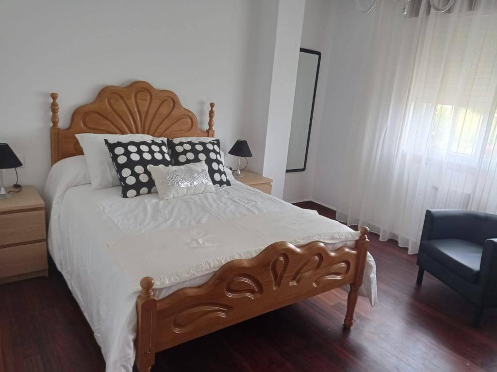 Postel nebo postele na pokoji v ubytování Vivienda amplia y luminosa a escasos metros de la playa de Cangas.