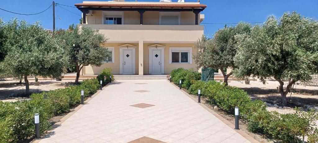 une maison avec une passerelle devant elle dans l'établissement Sunny Garden Apartments, à Pastida