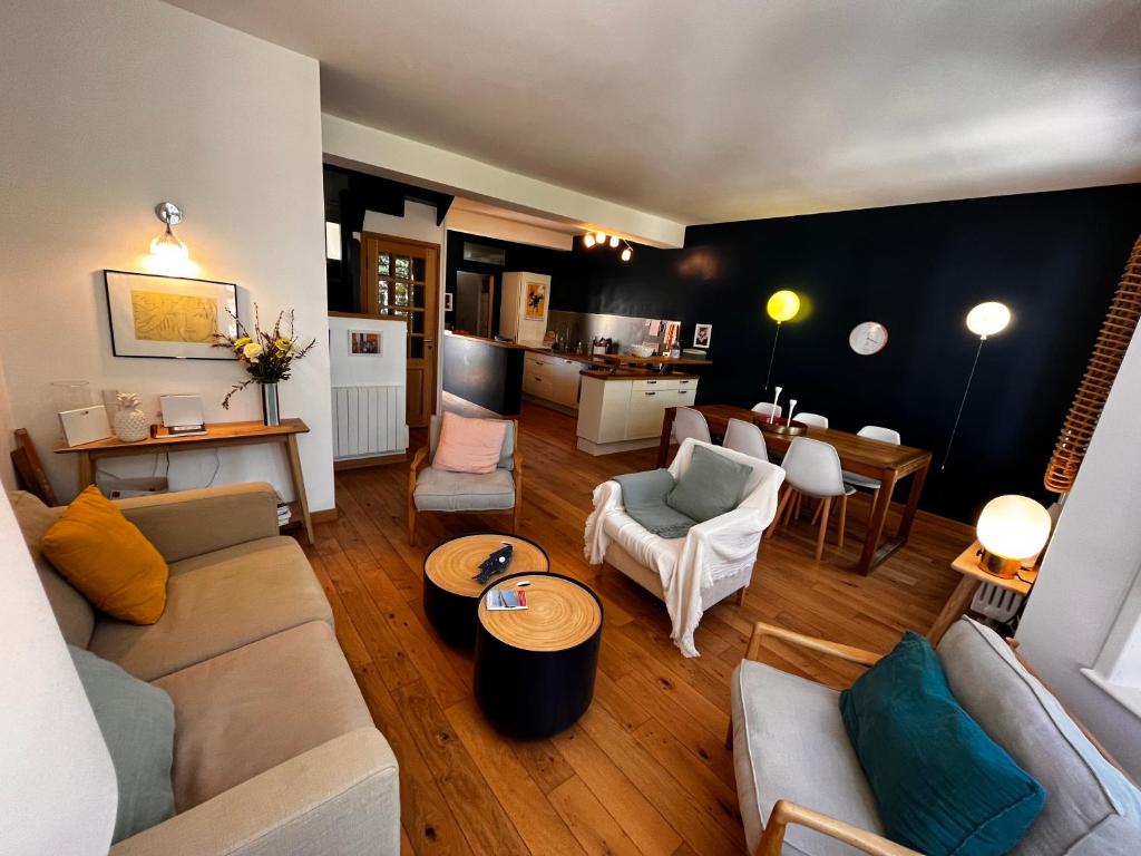 un salon avec un canapé et une table dans l'établissement Bruyère Blanche Le Touquet Paris Plage, à Le Touquet-Paris-Plage