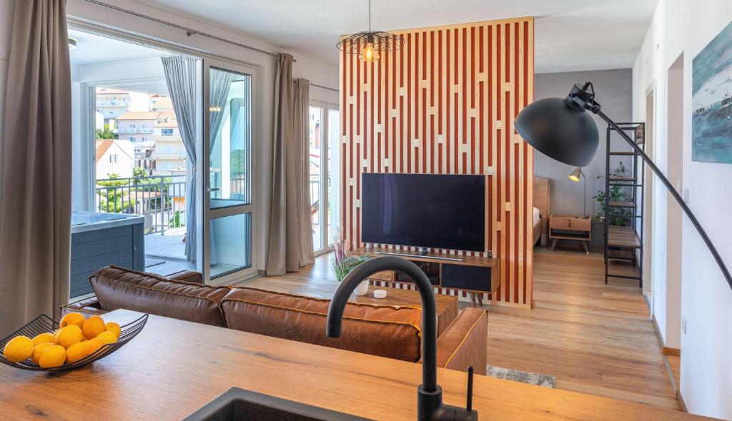 Televízia a/alebo spoločenská miestnosť v ubytovaní HOT TUB Sea View SPA
