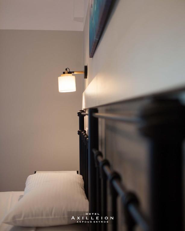 Postel nebo postele na pokoji v ubytování Achilleion Hotel