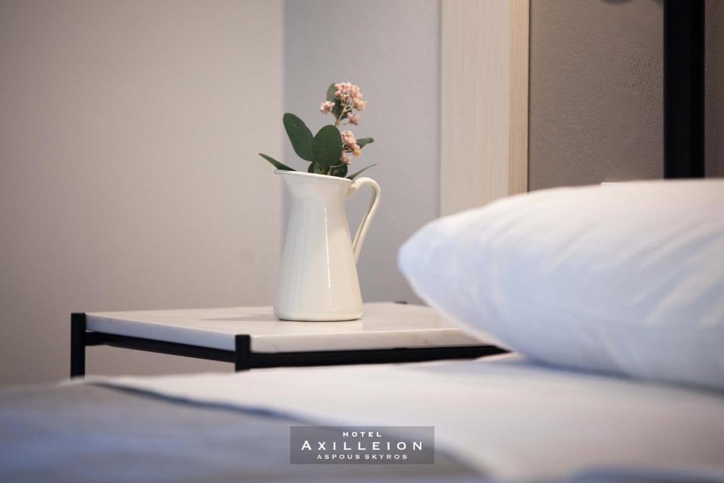 Postel nebo postele na pokoji v ubytování Achilleion Hotel