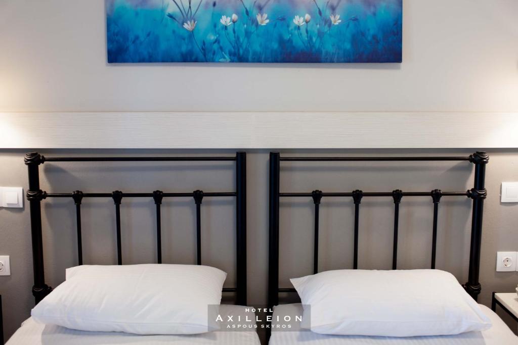 Postel nebo postele na pokoji v ubytování Achilleion Hotel