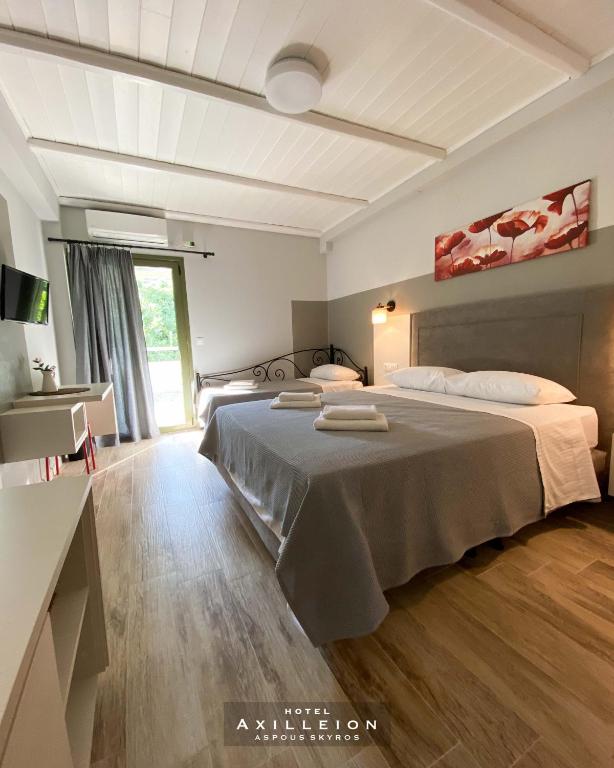 Postel nebo postele na pokoji v ubytování Achilleion Hotel