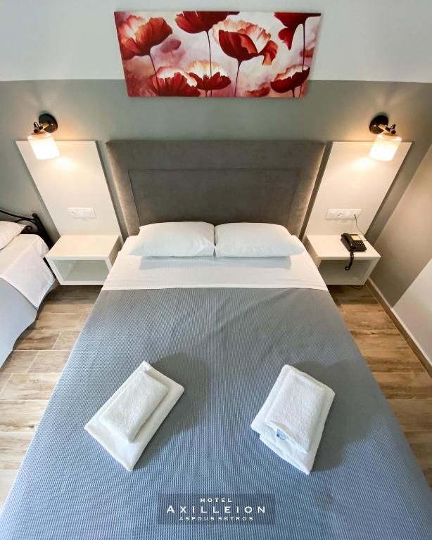 Postel nebo postele na pokoji v ubytování Achilleion Hotel