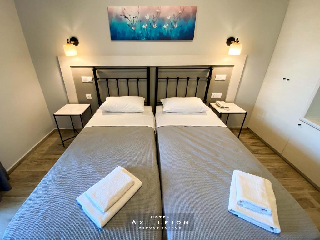 Postel nebo postele na pokoji v ubytování Achilleion Hotel