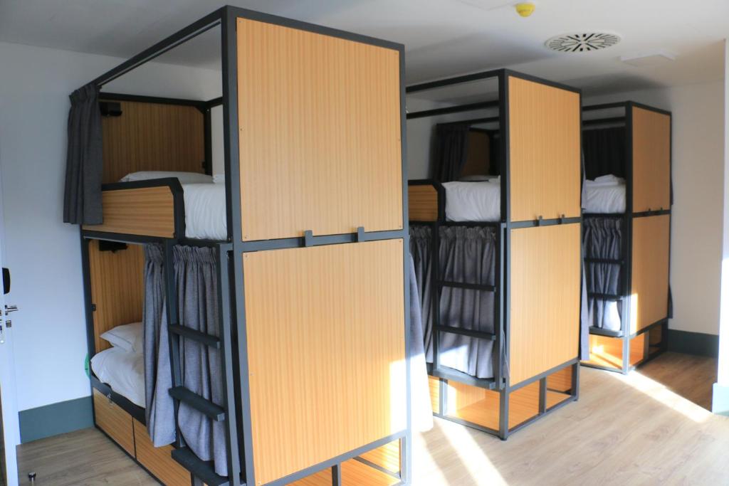 Palanda nebo palandy na pokoji v ubytování Aliança café & hostel