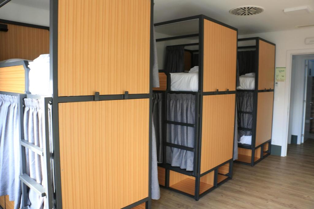 Palanda nebo palandy na pokoji v ubytování Aliança café & hostel