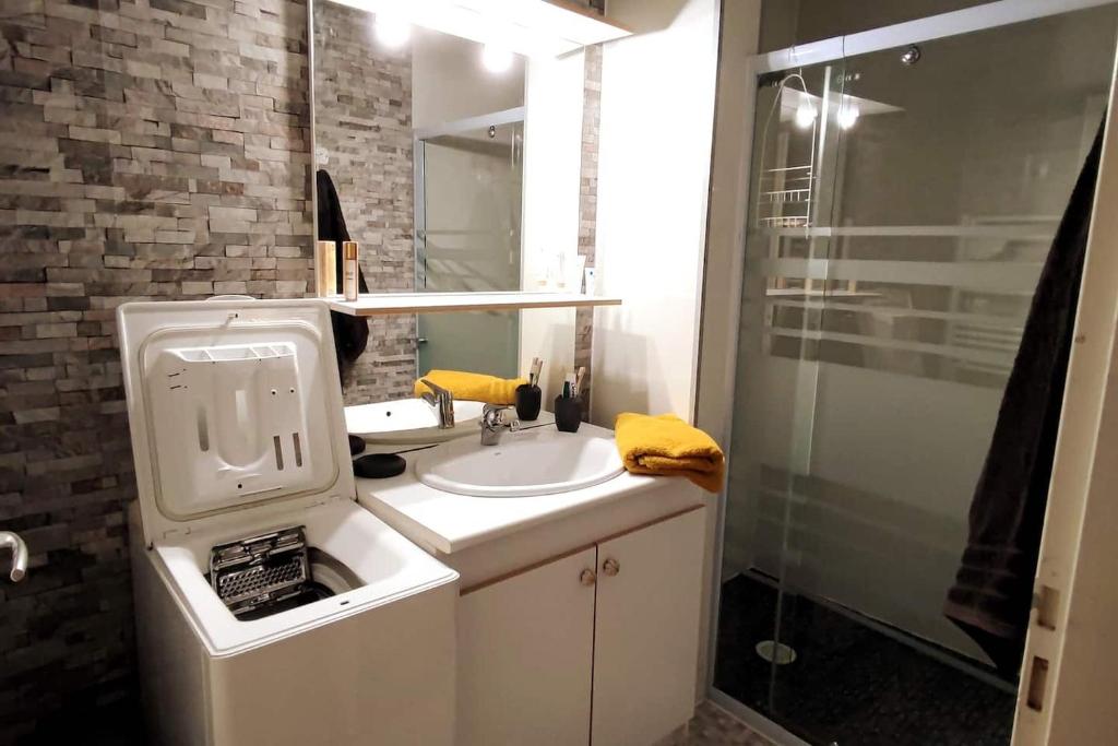 Et badeværelse på Grand appartement en RDC Vallée de Campan