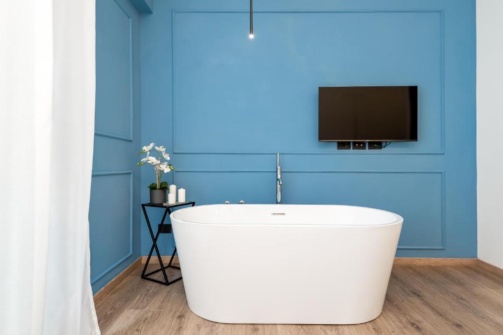 Televízia a/alebo spoločenská miestnosť v ubytovaní Nelli Rooms Via Veneto