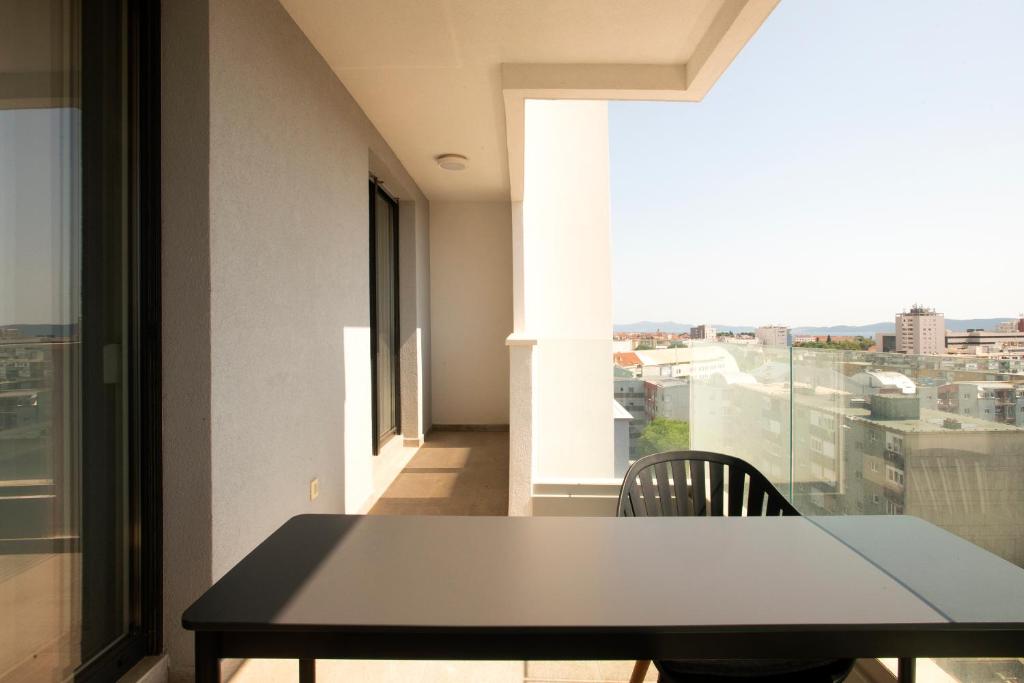 Island View Luxury Apartments - 一间卧室公寓，带露台和海景