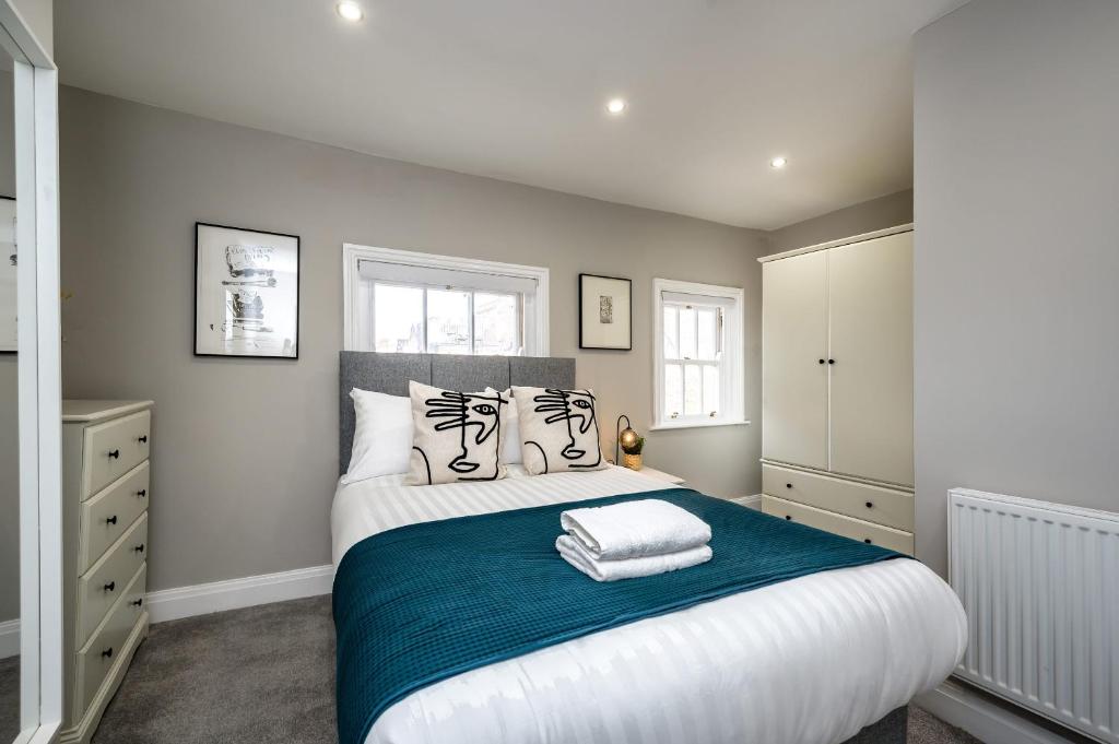 1 dormitorio con 1 cama grande con manta azul en Host & Stay - Stunning Georgian Multi-Unit Townhouse Apartment, en Liverpool