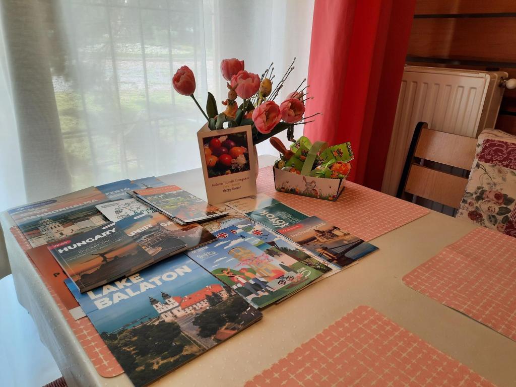 Łóżko lub łóżka w pokoju w obiekcie Koppány Vendégház