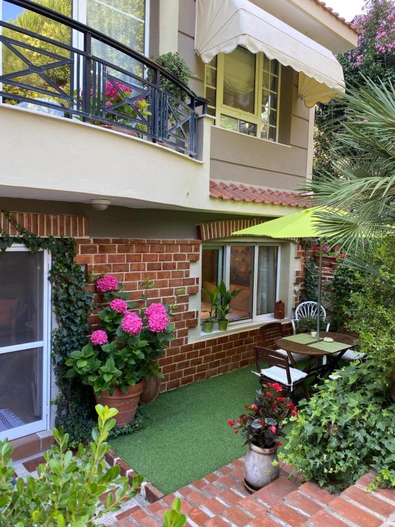 Vonkajšia záhrada v ubytovaní Paneon Apartments