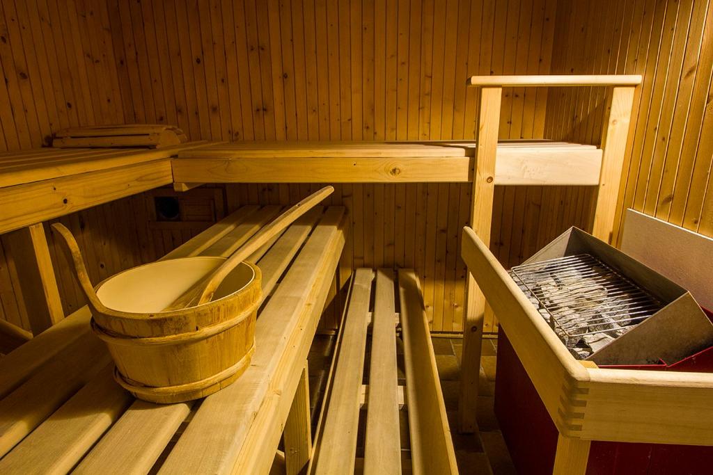 Palanda nebo palandy na pokoji v ubytování Chesa Dominium