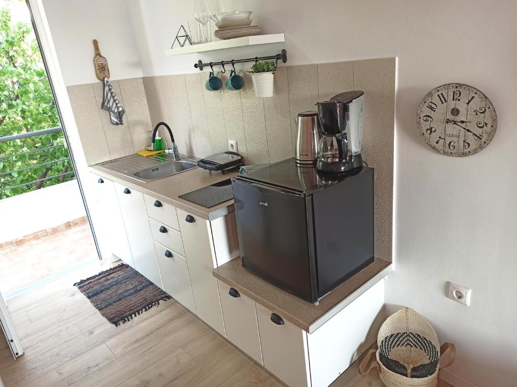 A cozinha ou kitchenette de Bourbos Summer Rooms