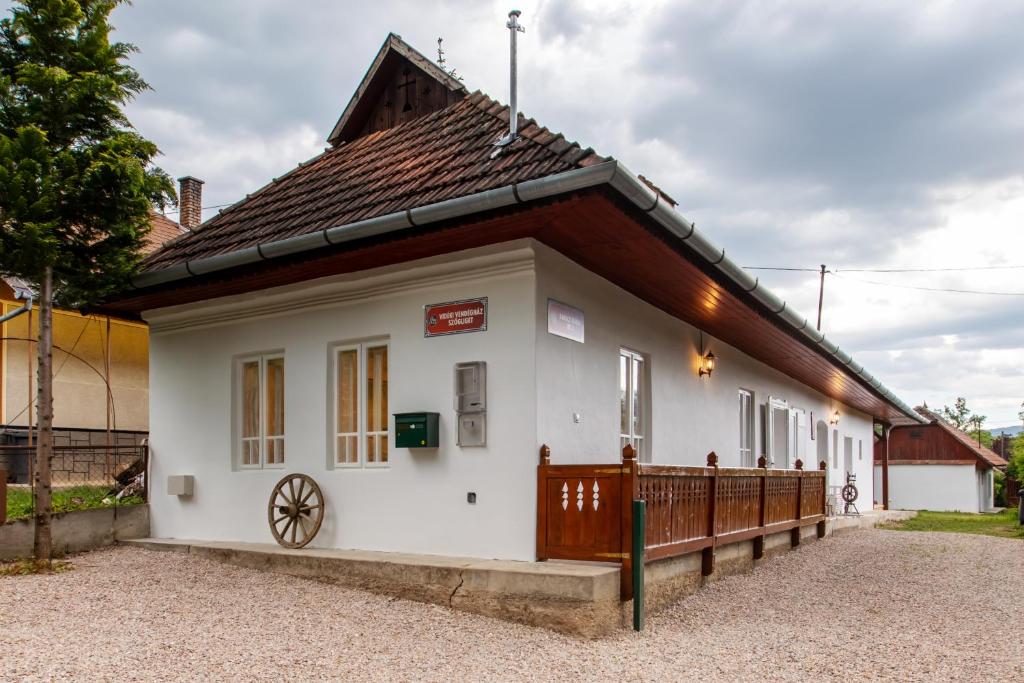 un pequeño edificio blanco con techo marrón en Vidéki vendégház Szögliget, en Szögliget