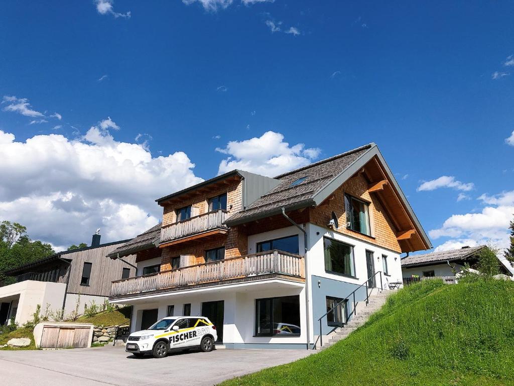 een politieauto geparkeerd voor een huis bij Appartement Grossegger in Ramsau am Dachstein