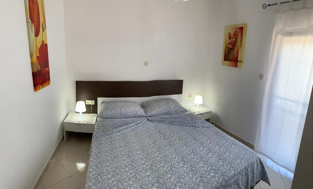 Postel nebo postele na pokoji v ubytování Apartments Mais Tisno