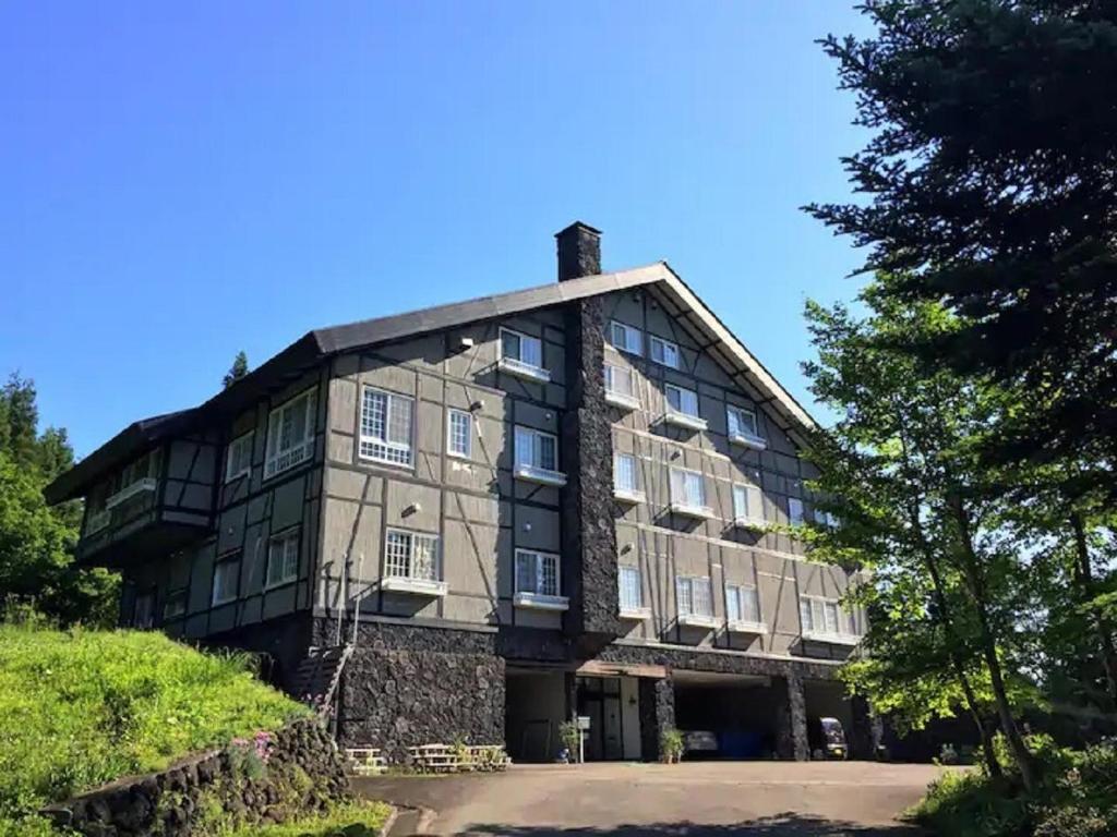 um grande edifício de pedra com árvores em frente em Koguriyama Sanso - Vacation STAY 80763v em Minami Uonuma