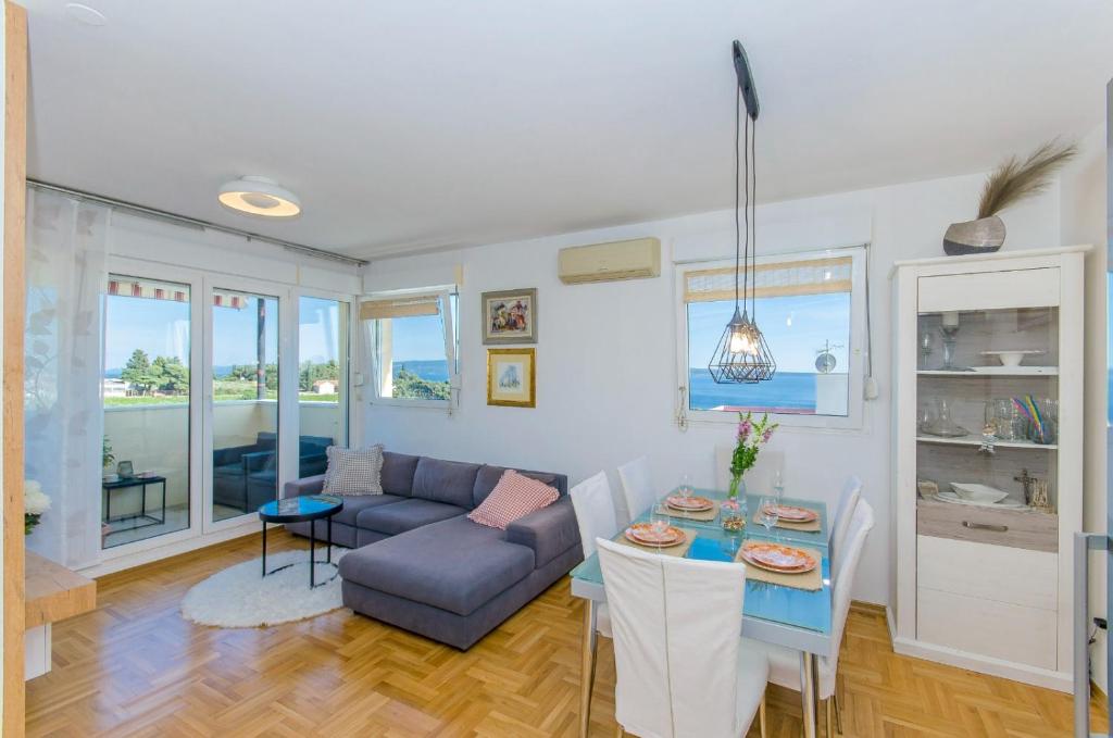 uma sala de estar com um sofá e uma mesa em Spacious and luxury apartment with sea view and secure garage em Split