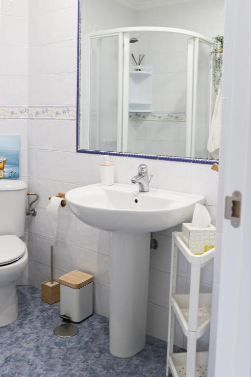 Kúpeľňa v ubytovaní LXR Waikiki Beach Front 3Hab. Tarifa