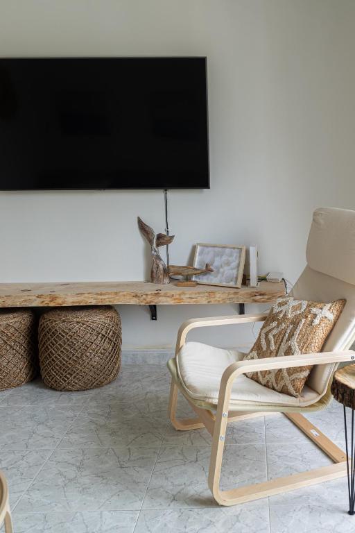Televízia a/alebo spoločenská miestnosť v ubytovaní LXR Waikiki Beach Front 3Hab. Tarifa
